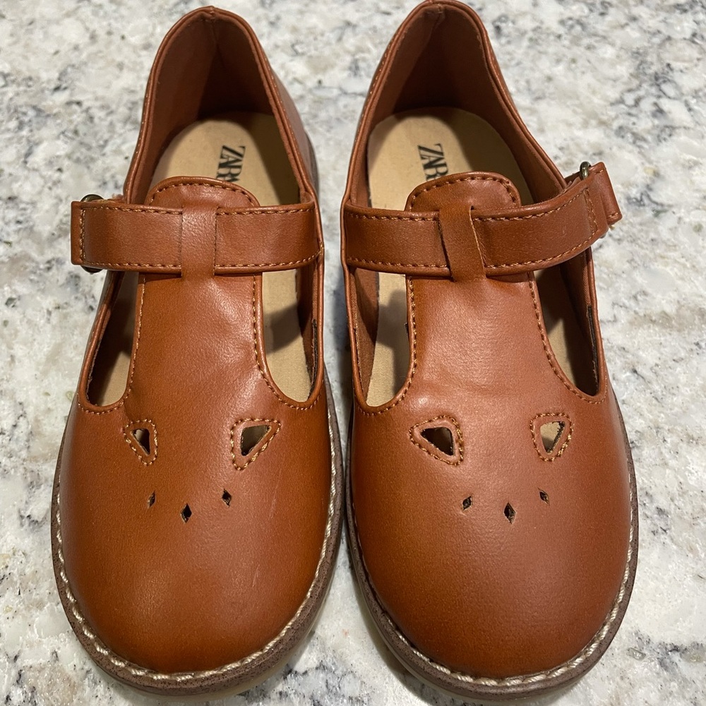 Girls Zara Mary Jane shoes sz 26